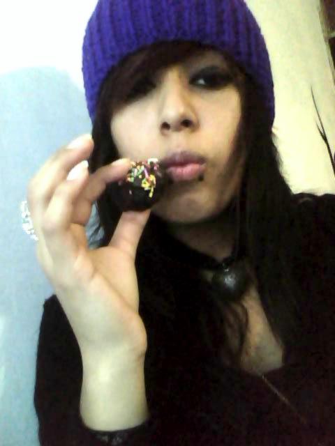 LO QUE ESTOY COMIENDO SE LLAMA CAKE-POP. LOS VENDO EN CAJITAS CON 8 BOLITAS POR $50 :)
